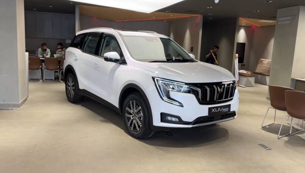 Mahindra XUV700 Infotainment System ads;